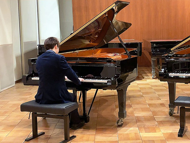 カワイSK-EXを試奏する西本裕矢さん