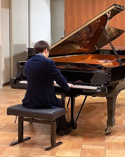 カワイSK-EXを試奏する西本裕矢さん