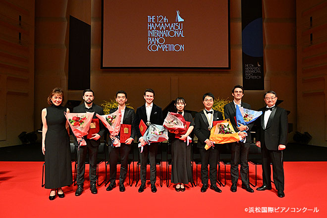 ロバート・ビリーさん（左から2人目）とコンクール入賞者