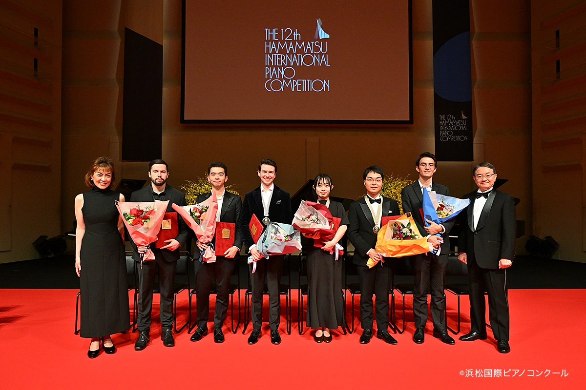 ロバート・ビリーさん（左から2人目）とコンクール入賞者