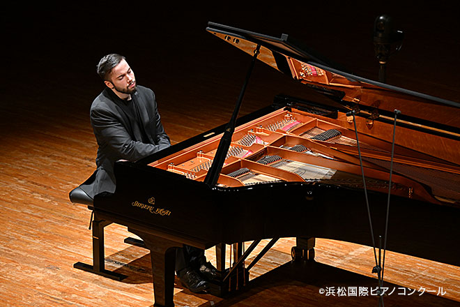 第3次予選で演奏するロバート・ビリーさん