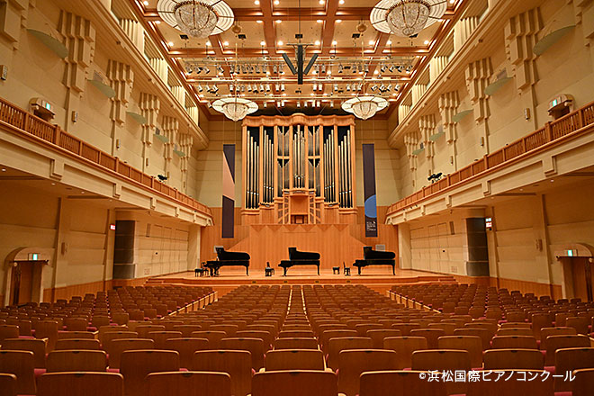 舞台上に並ぶコンクール公式ピアノ（左端がSK-EX）