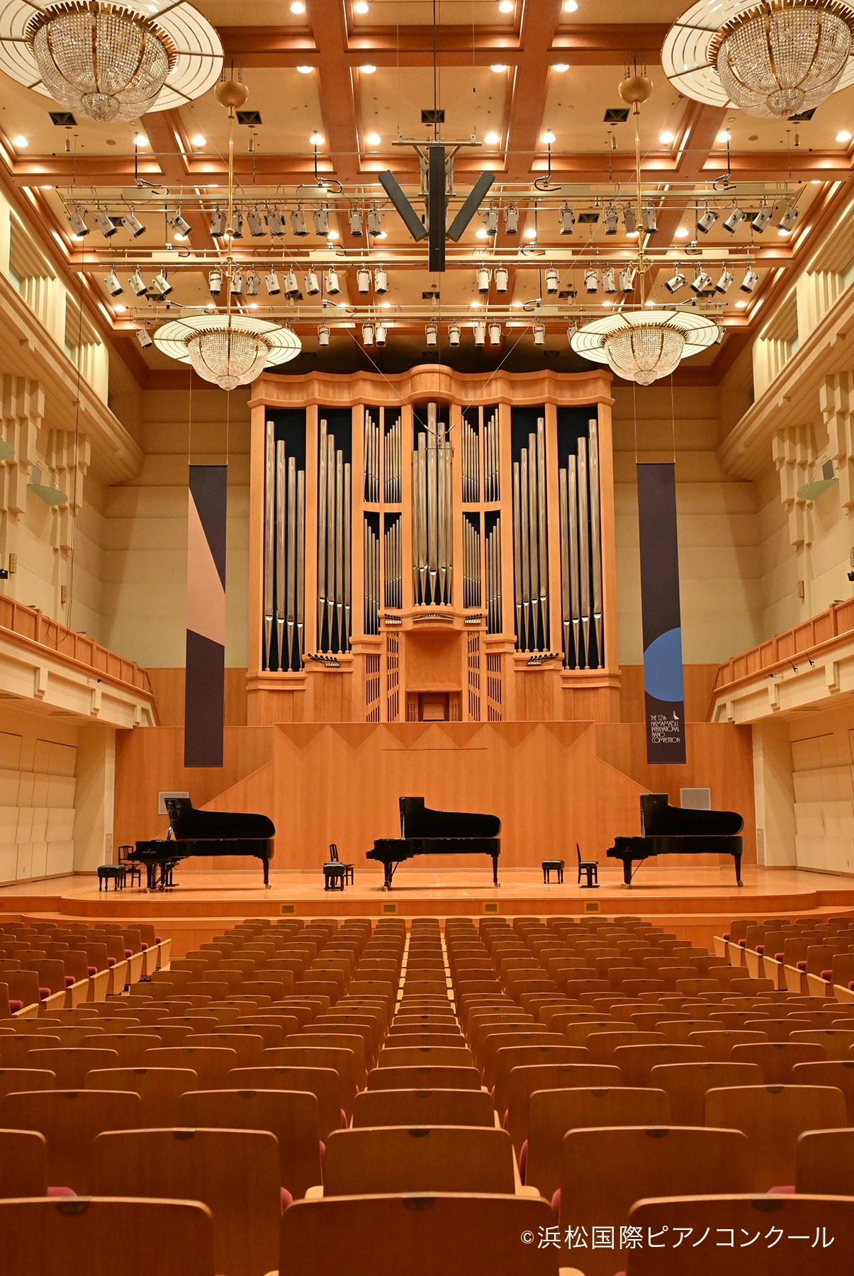 舞台上に並ぶコンクール公式ピアノ（左端がSK-EX）