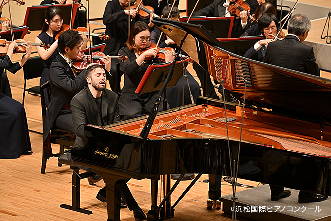 本選で演奏するロバート・ビリーさん