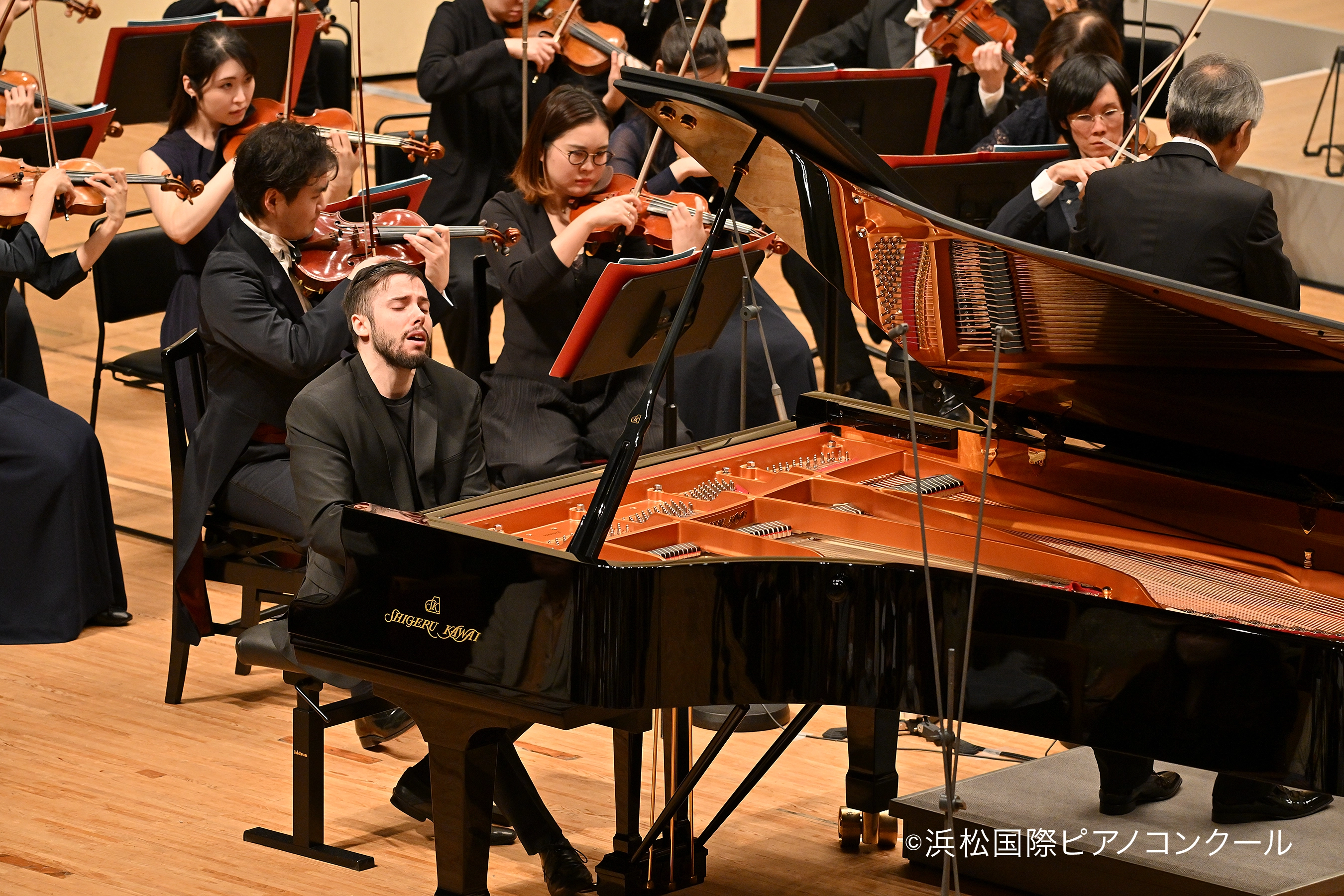 本選で演奏するロバート・ビリーさん